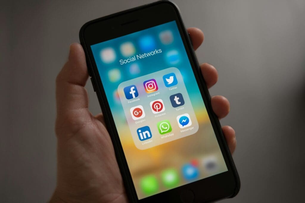 Essential Info to Share on Your Digital Business Card for Maximum Impact 2 Essential Info to Share on Your Digital Business Card for Maximum Impact